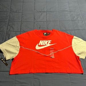 NIKE WOMANS LOOSE FIT TEE